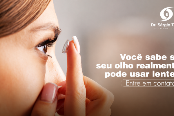 Paciente em avaliação oftalmológica para uso de lente de contato